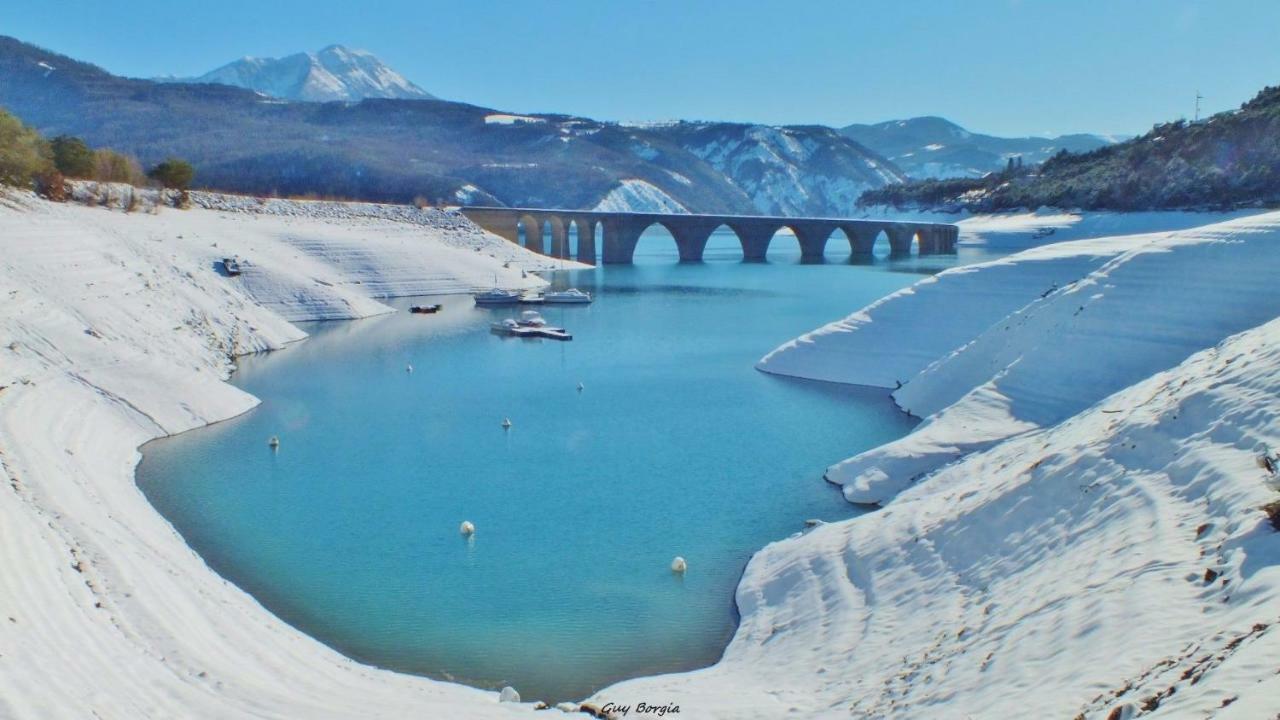 Au Paradis des Grillons Espinasses Exterior foto
